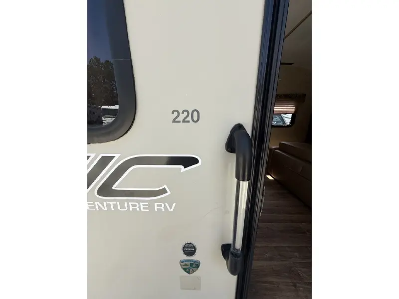 2016 VENTURE RV SONIC 220VBH