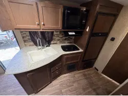 2016 VENTURE RV SONIC 220VBH