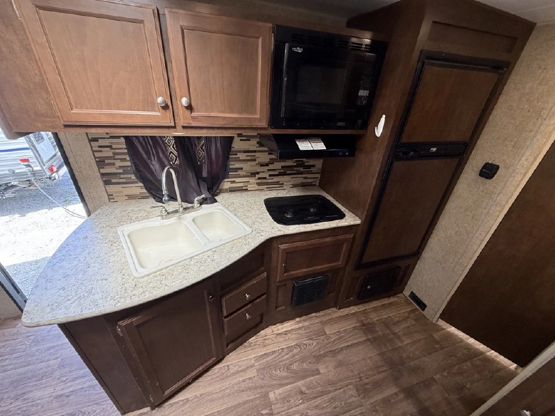 2016 VENTURE RV SONIC 220VBH