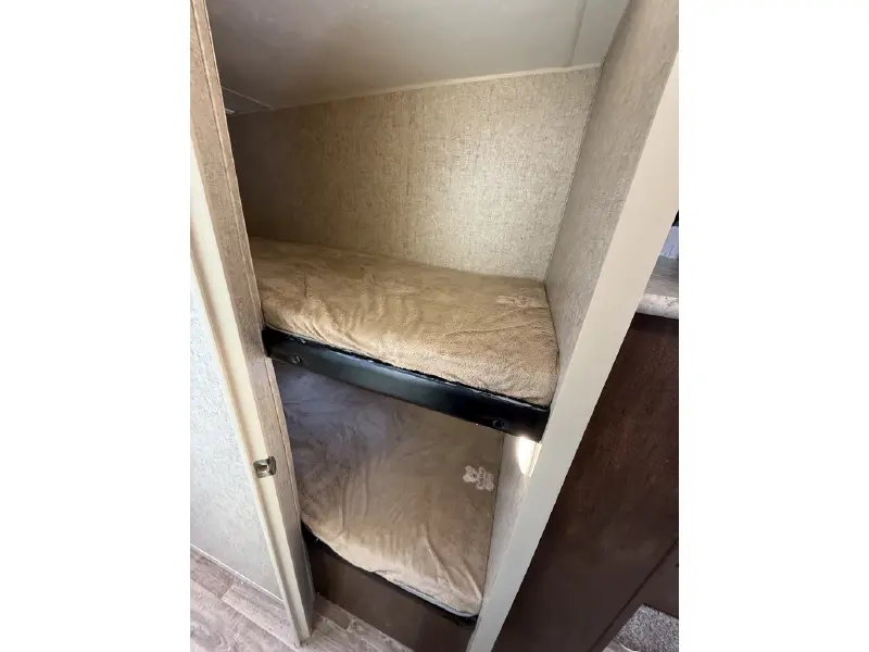 2016 VENTURE RV SONIC 220VBH