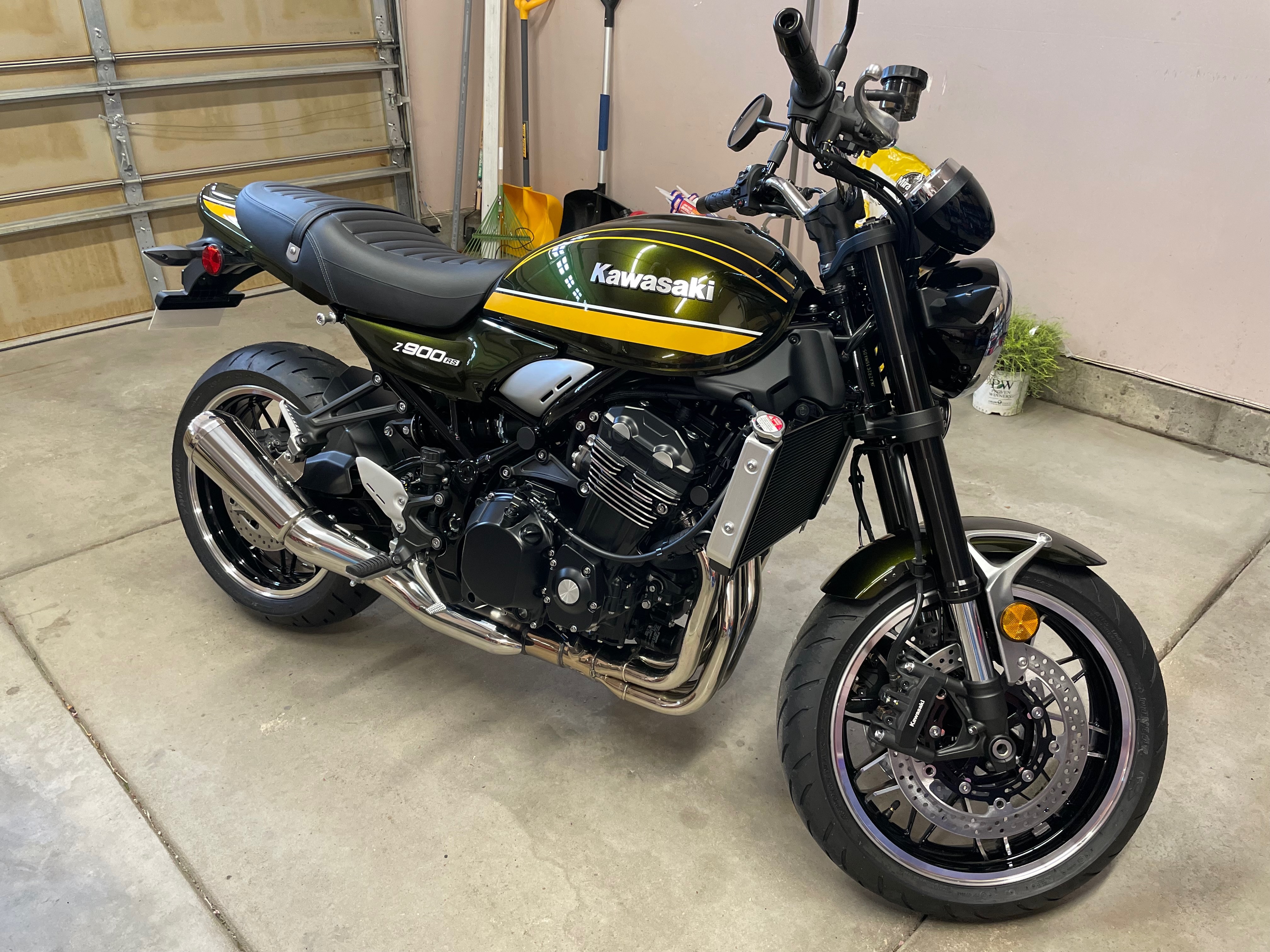 Johnny&#39;s - s  Hot Wheels Yellow Nissan 300 ZX Crack Up Car 1983 Diecast 1