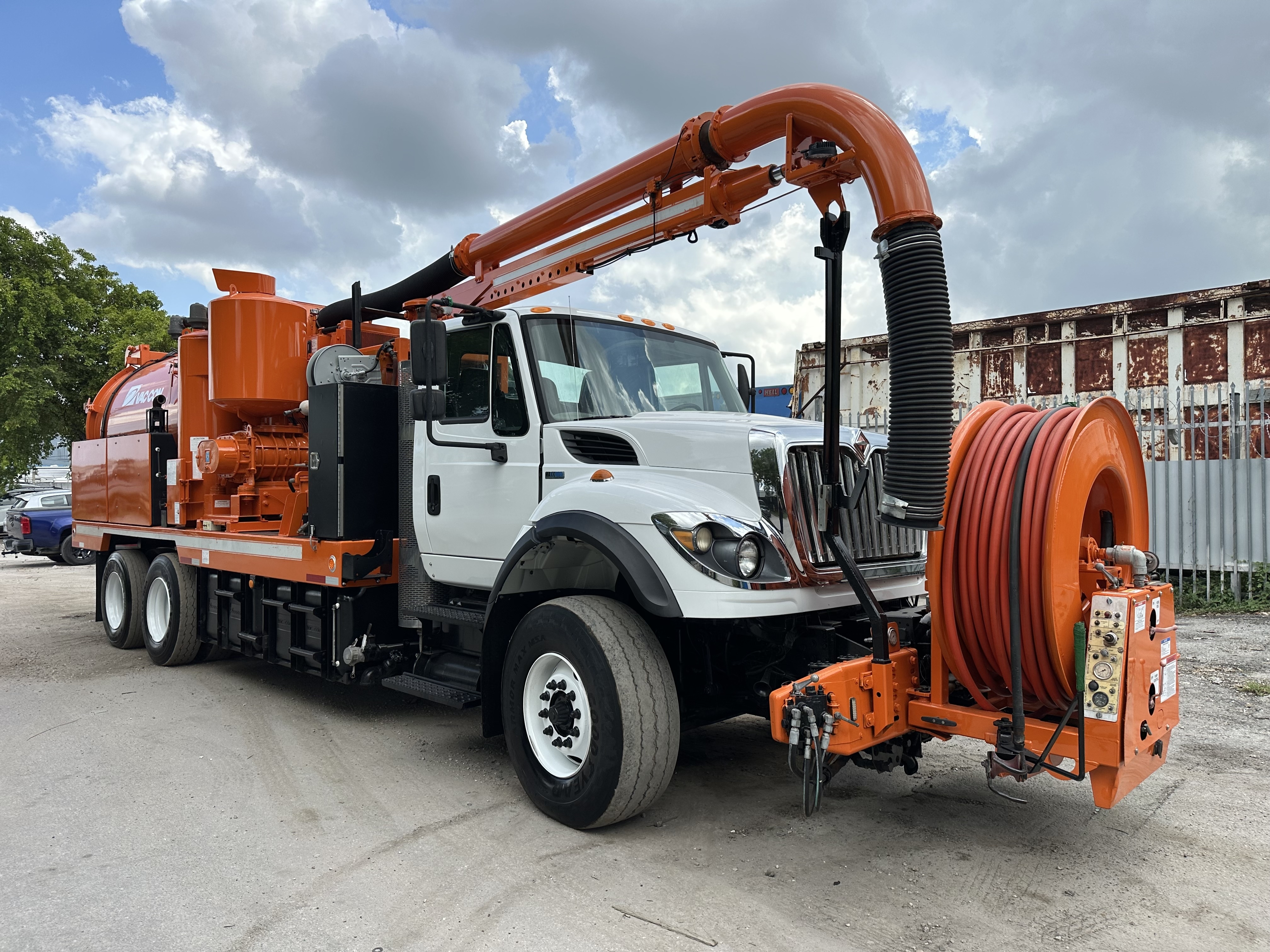 2015 INTERNATIONAL 7400 in Miami, FL