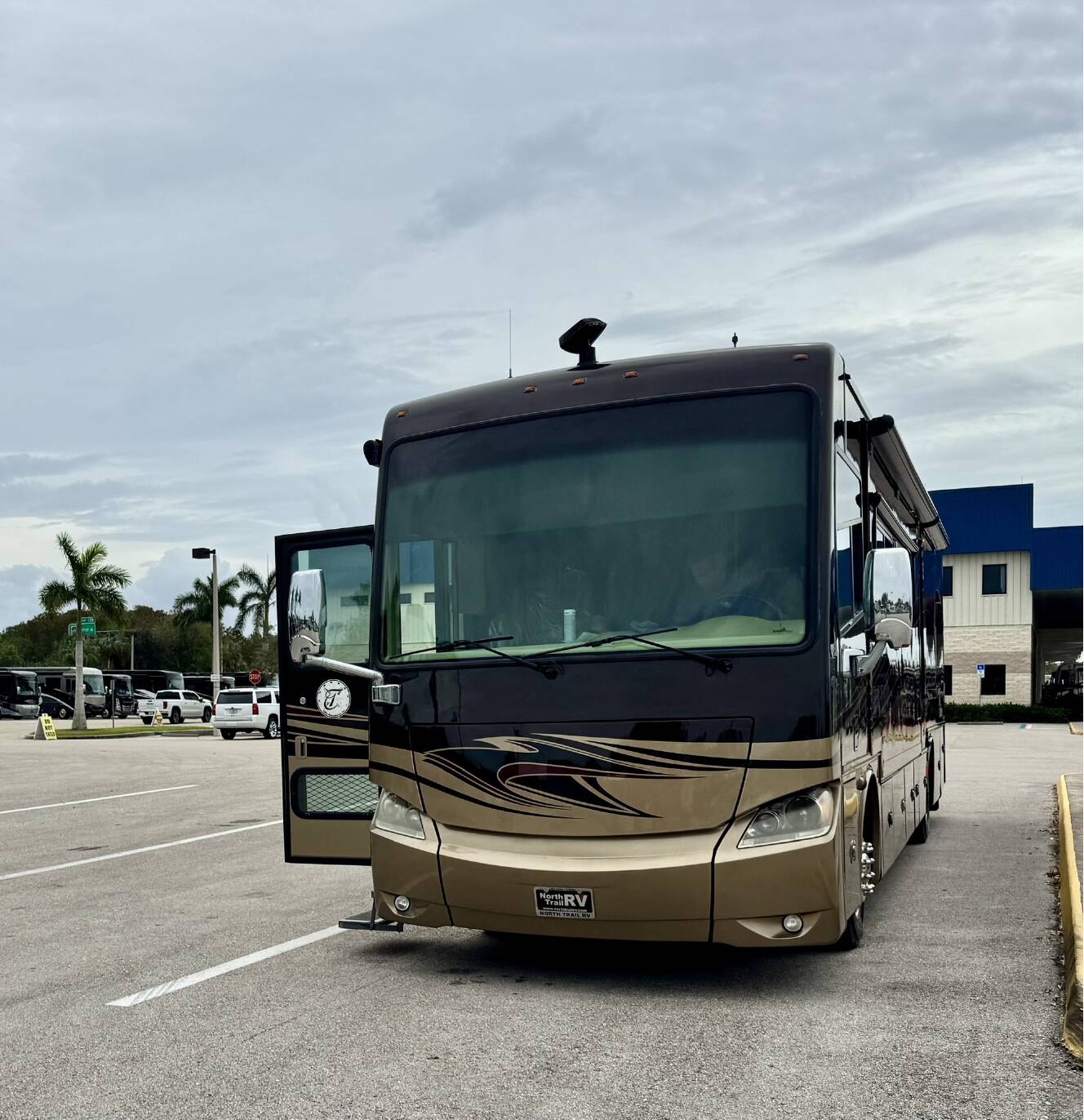 A photo of this 2013 Tiffin Motorhomes Phaeton 40 QBH