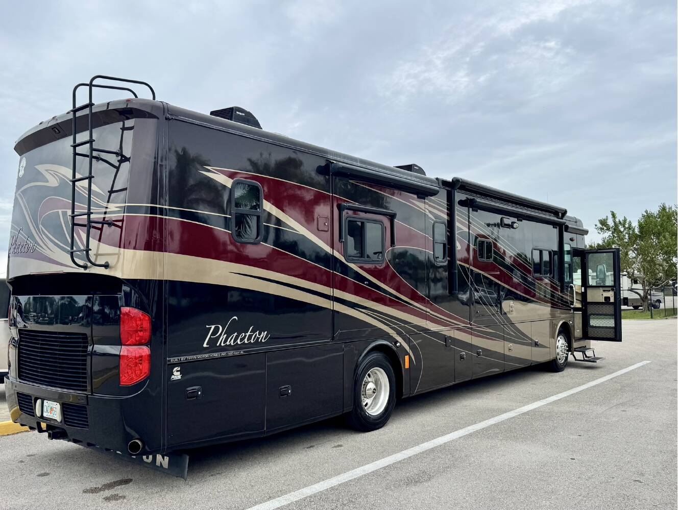 A photo of this 2013 Tiffin Motorhomes Phaeton 40 QBH