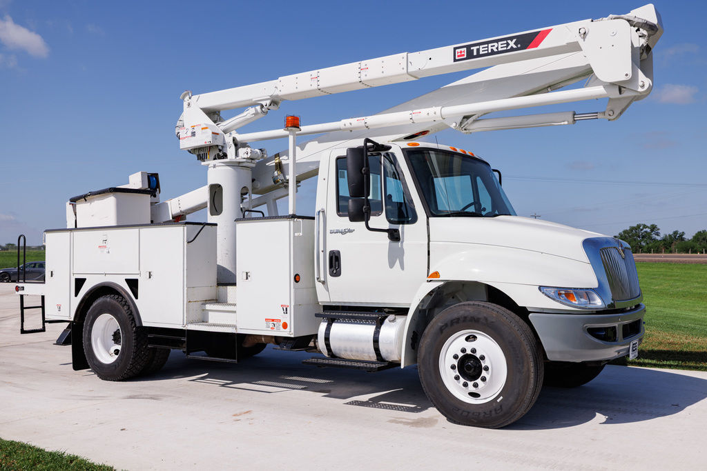 2013 International 4300 / Terex TL60 in Bryan, TX