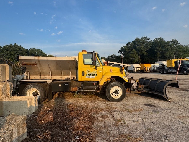 2005 INTERNATIONAL 7300 4x2 in Niles, MI