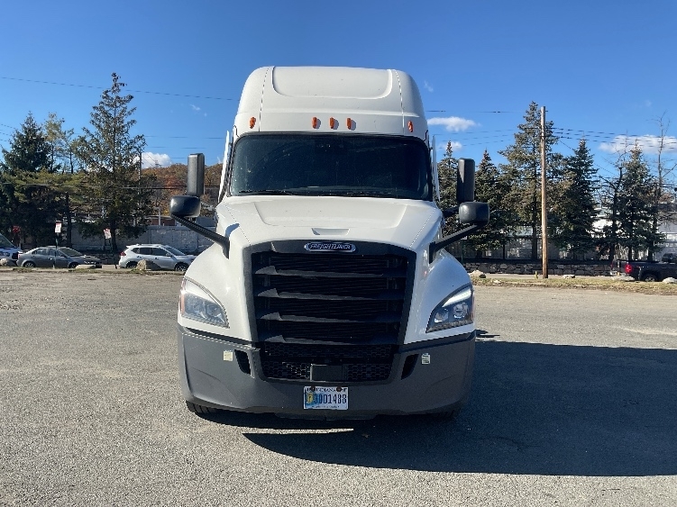 2021 Freightliner Cascadia 126" Sleeper Cab photo 2