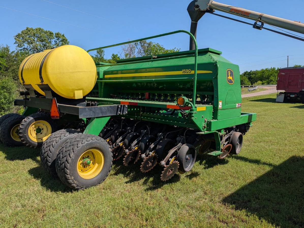 2004 JOHN DEERE 1590 No-Till Drill in Milan, KS