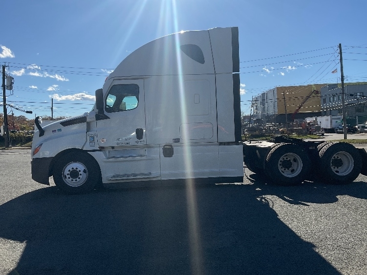 2021 Freightliner Cascadia 126" Sleeper Cab photo 4