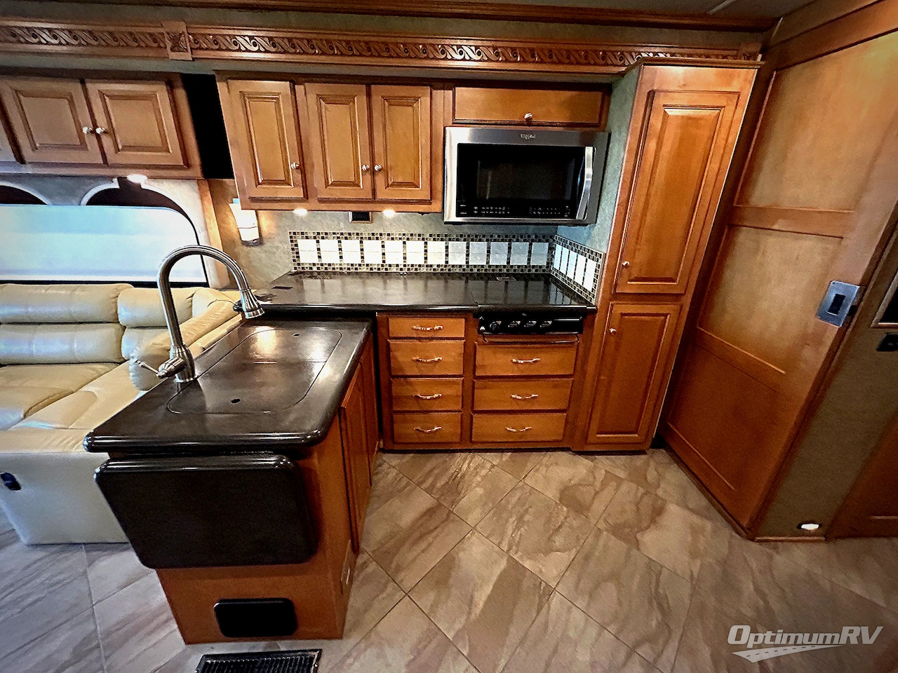 2016 Winnebago adventurer 38q