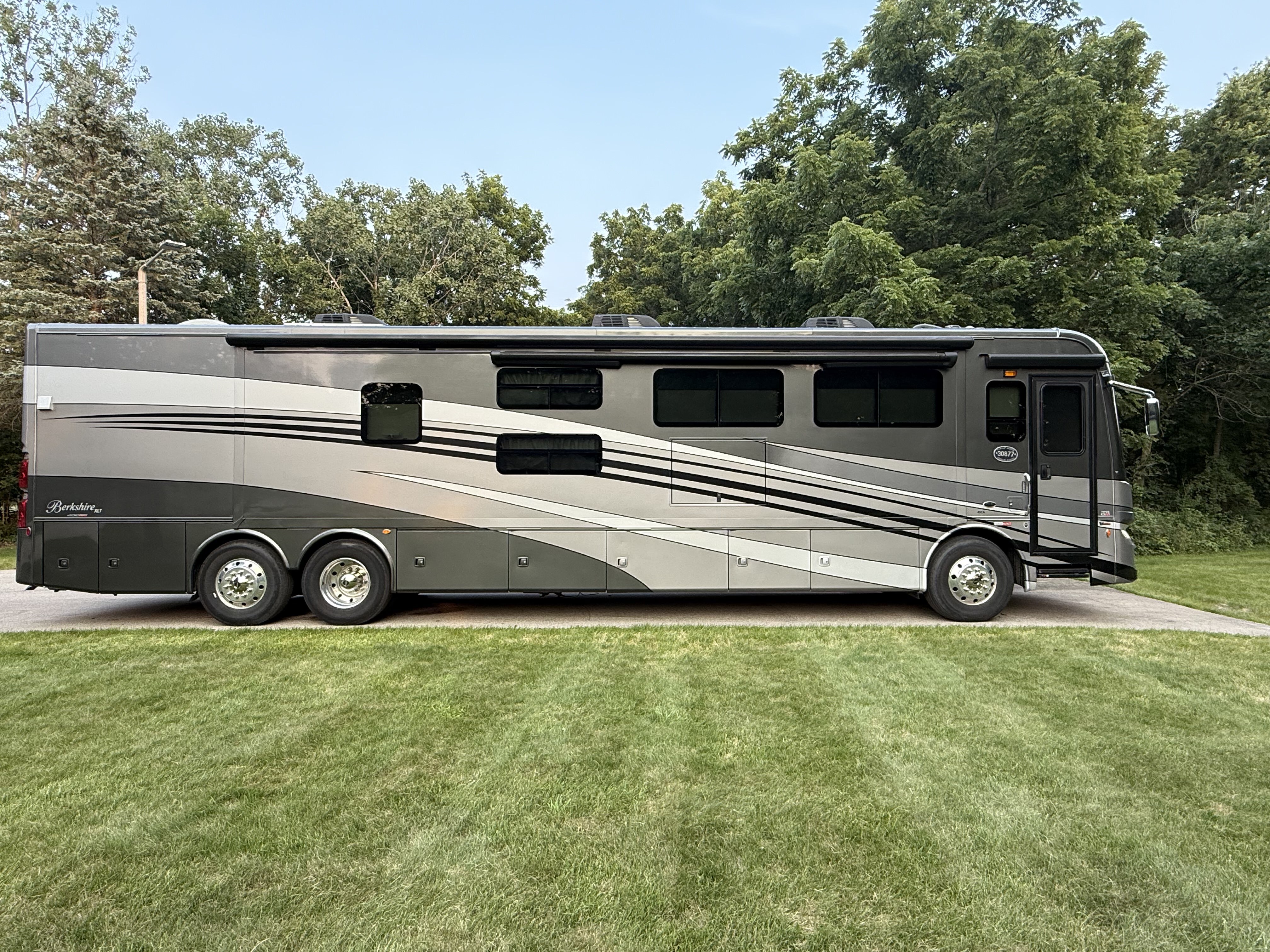2021 Forest River Berkshire Xlt 45CA in elmwood WI