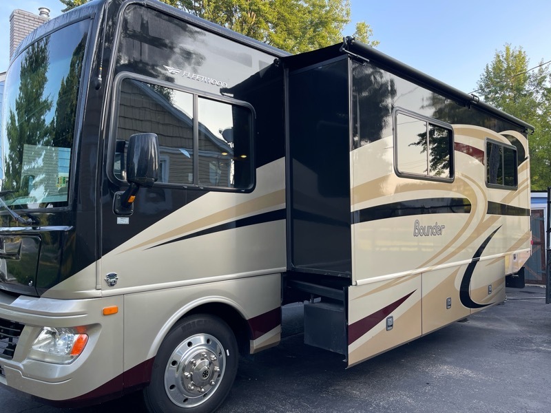 2014 Fleetwood Bounder 33C in saint clair MI