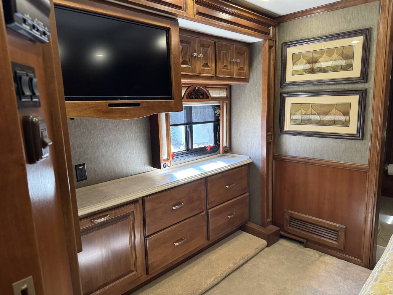 A photo of this 2013 Tiffin Motorhomes Phaeton 40 QBH