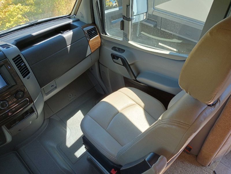 2011 Itasca navion 24j