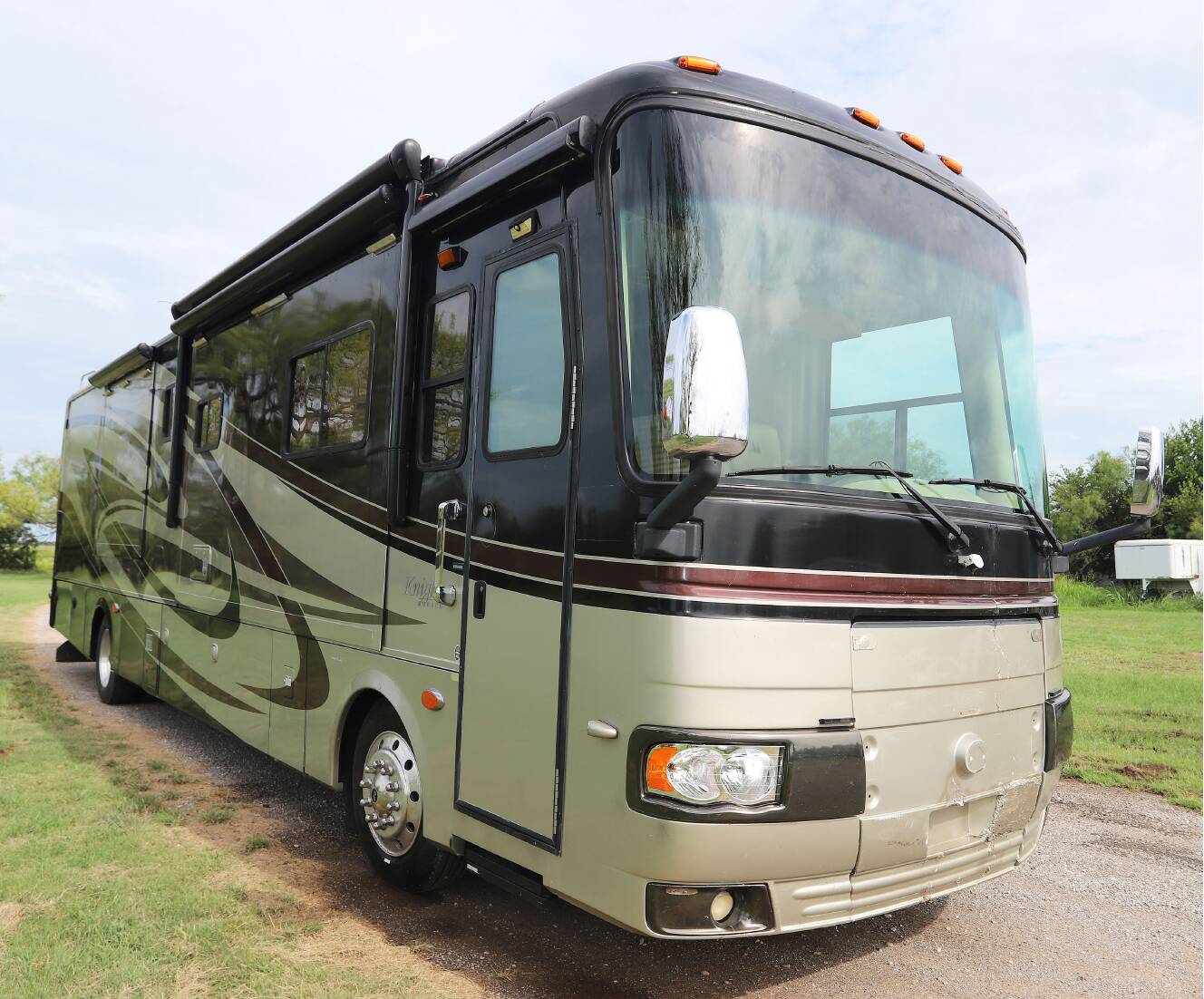 A photo of this 2008 Monaco Knight 40DFT