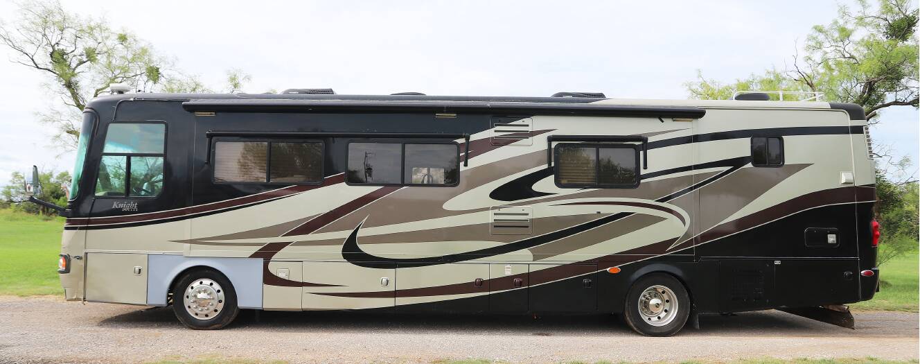 A photo of this 2008 Monaco Knight 40DFT