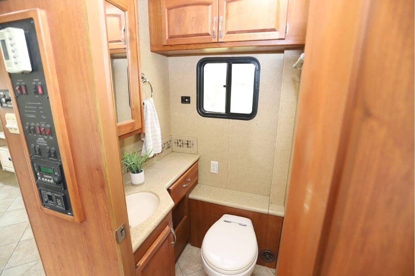 A photo of this 2008 Monaco Knight 40DFT