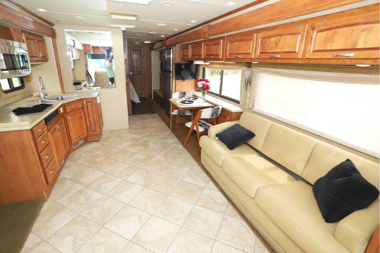 A photo of this 2008 Monaco Knight 40DFT