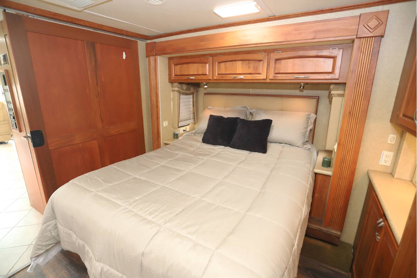 A photo of this 2008 Monaco Knight 40DFT
