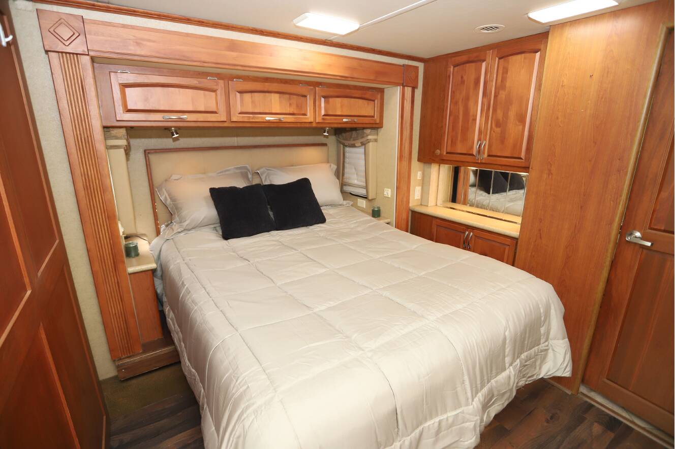 A photo of this 2008 Monaco Knight 40DFT