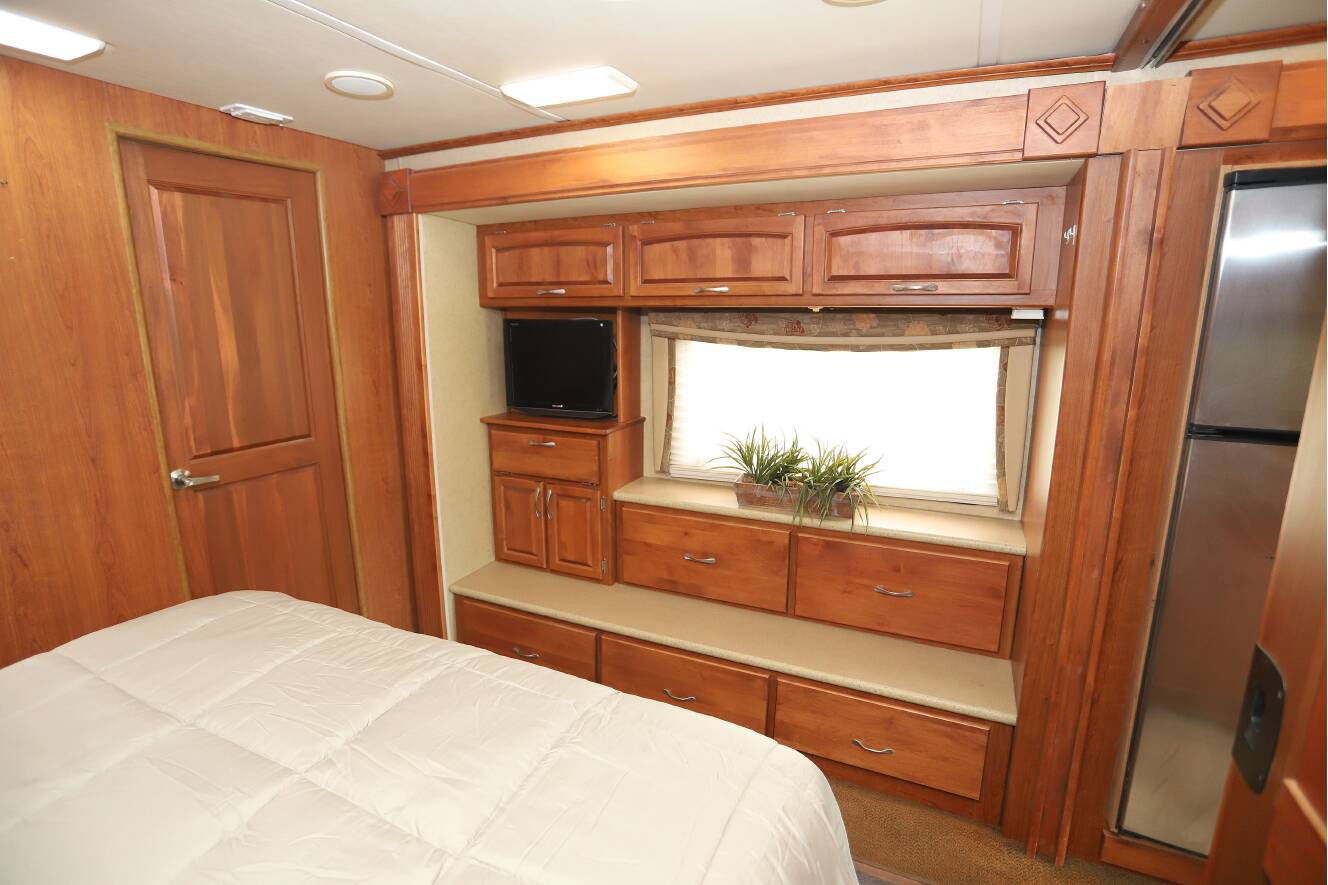 A photo of this 2008 Monaco Knight 40DFT