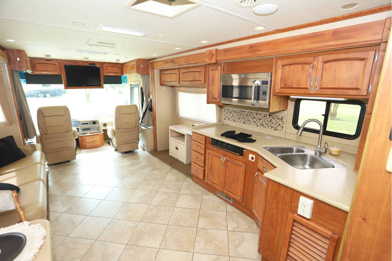 A photo of this 2008 Monaco Knight 40DFT