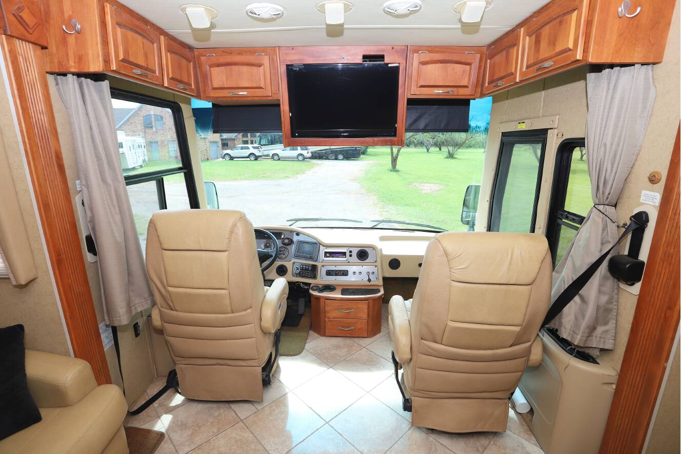 A photo of this 2008 Monaco Knight 40DFT