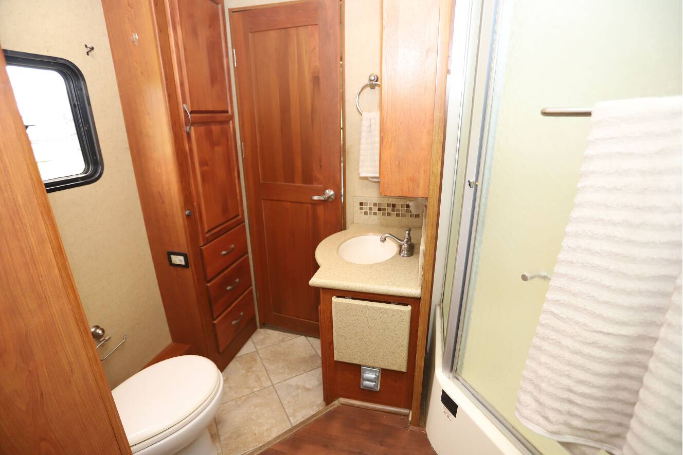 A photo of this 2008 Monaco Knight 40DFT