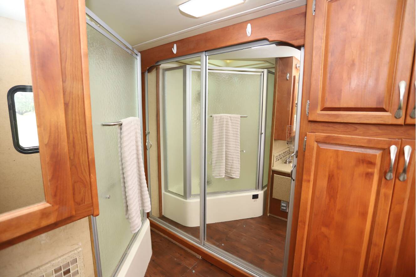 A photo of this 2008 Monaco Knight 40DFT