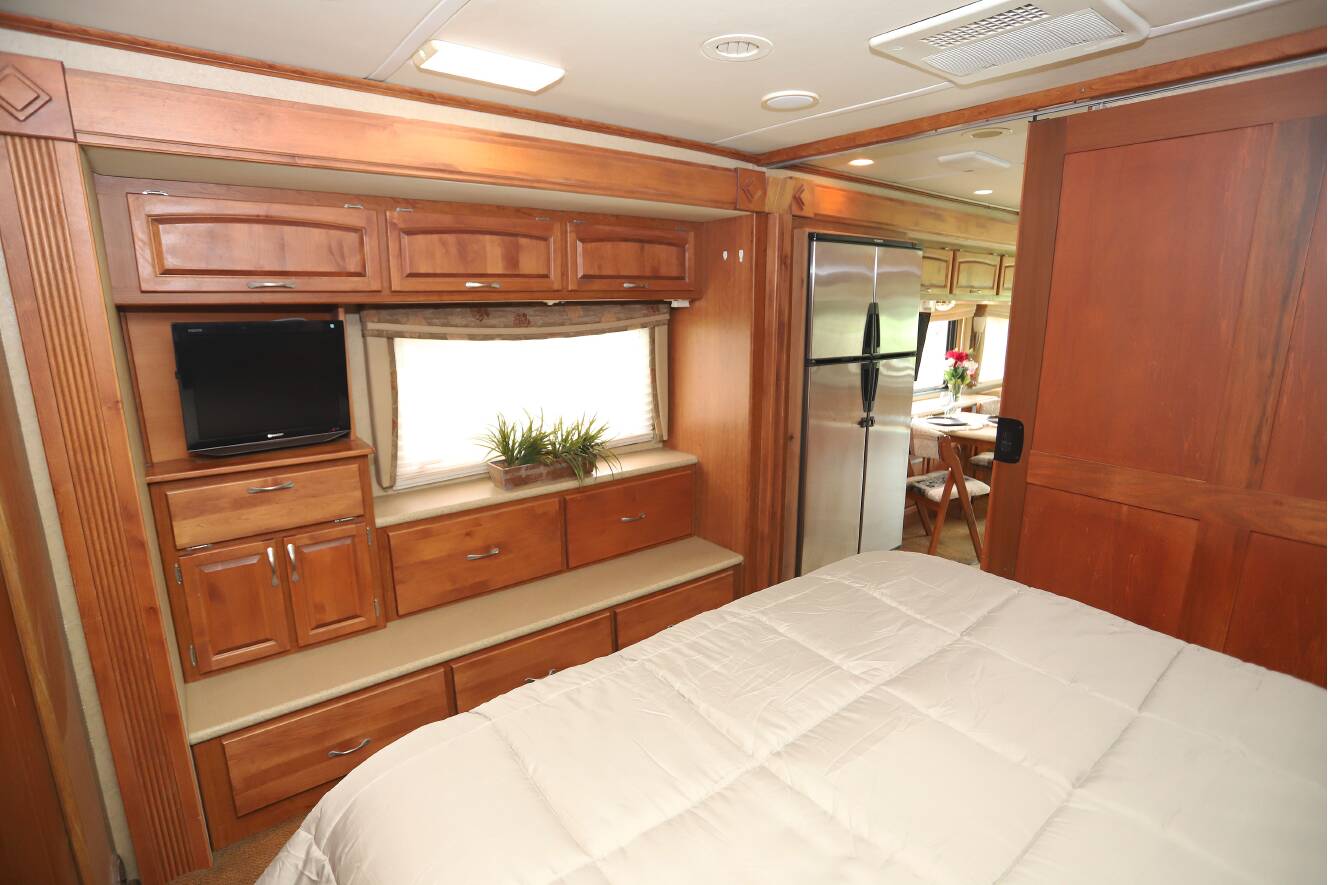 A photo of this 2008 Monaco Knight 40DFT