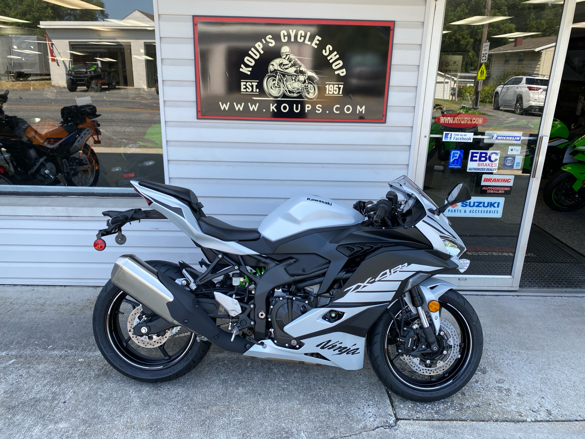 wa  Unboxing Kawasaki Ninja ZX-10 R - A Closer Look at the