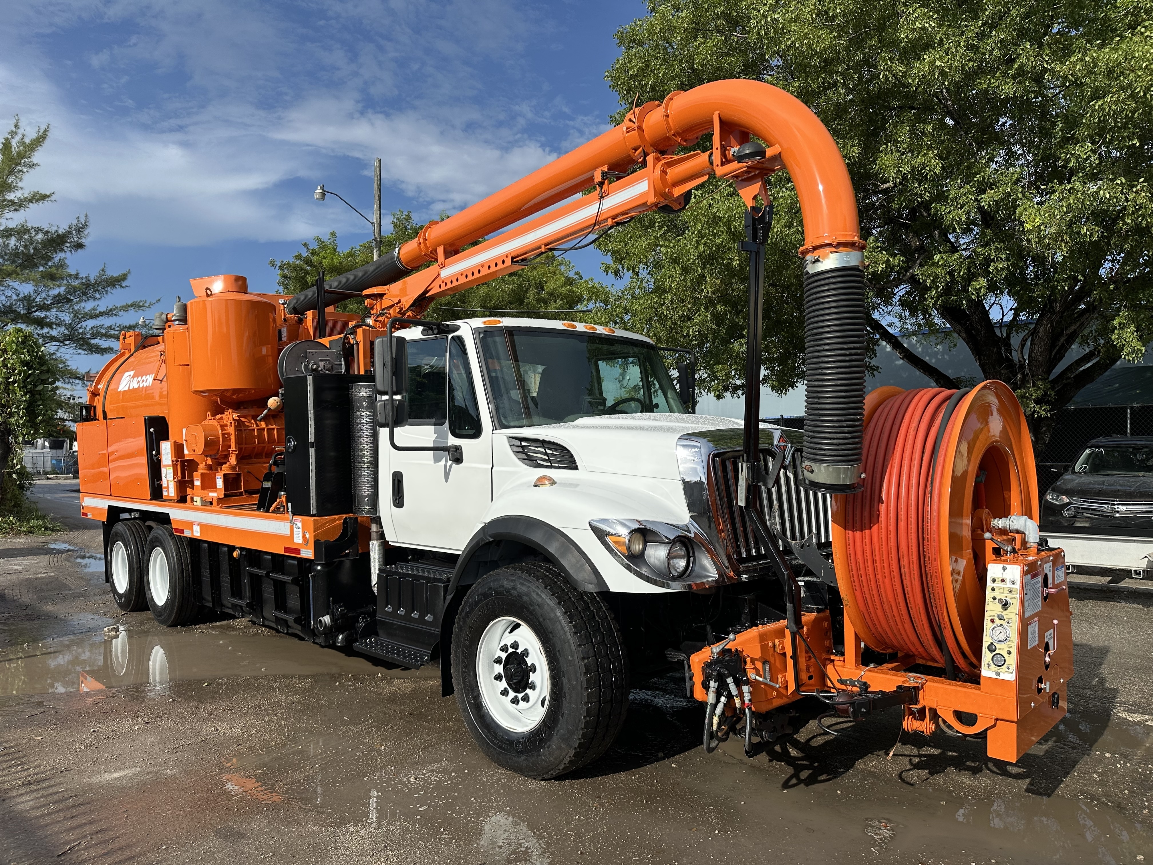 2016 INTERNATIONAL 7400 in Miami, FL