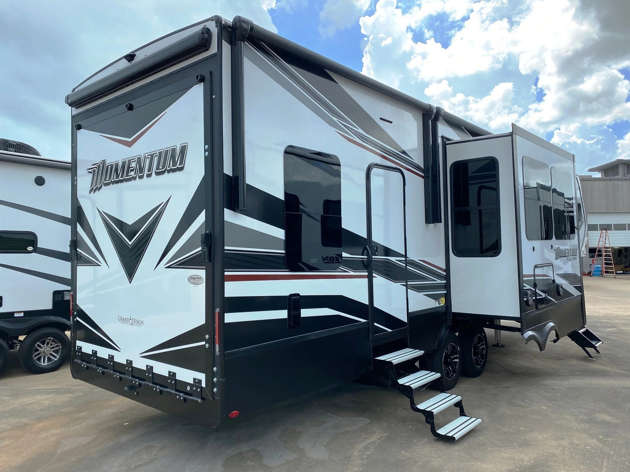 2022 Grand Design MOMENTUM M-CLASS 351MR in pearland TX