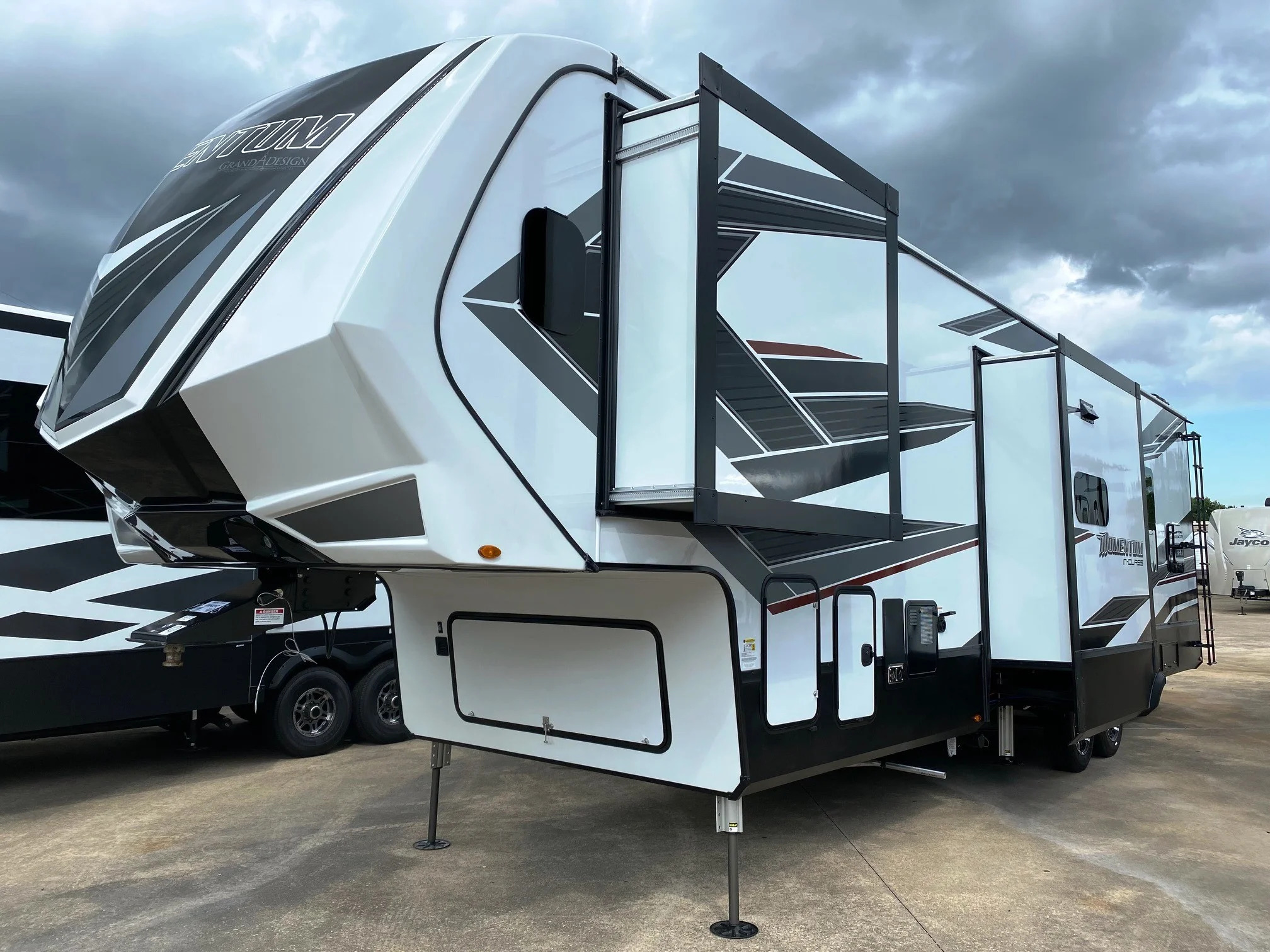 2022 Grand Design MOMENTUM M-CLASS 351MR in pearland TX