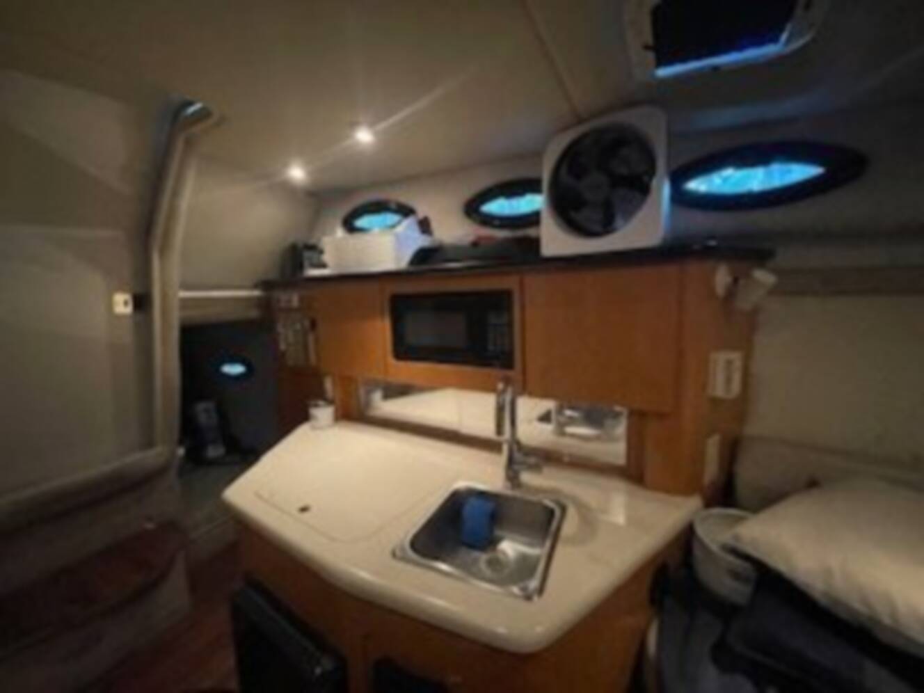 A photo of this 2000 Regal 2660 Commodore