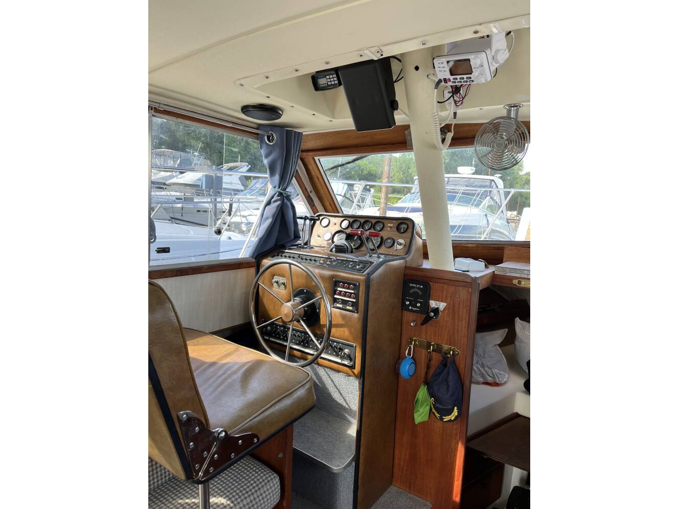 A photo of this 1977 Uniflite Flying Bridge Sedan