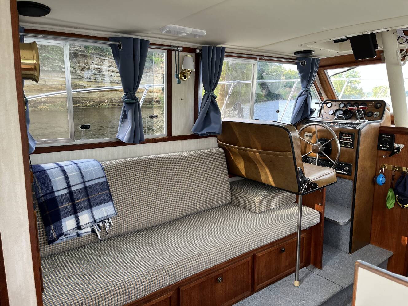 A photo of this 1977 Uniflite Flying Bridge Sedan