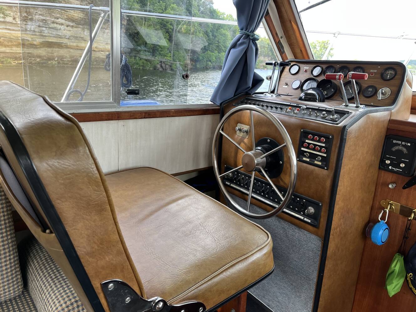 A photo of this 1977 Uniflite Flying Bridge Sedan
