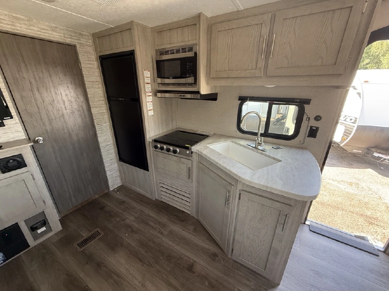 2023 COACHMEN CATALINA SUMMIT SERIES 231MKS