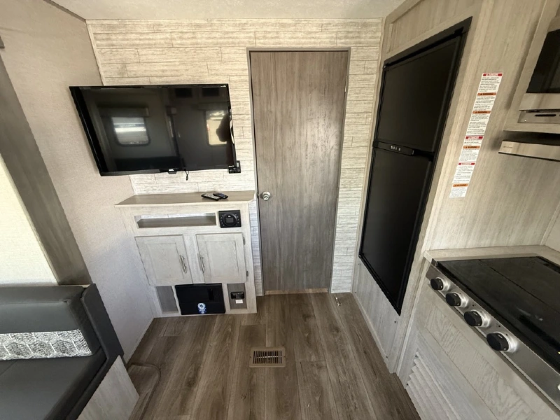 2023 COACHMEN CATALINA SUMMIT SERIES 231MKS