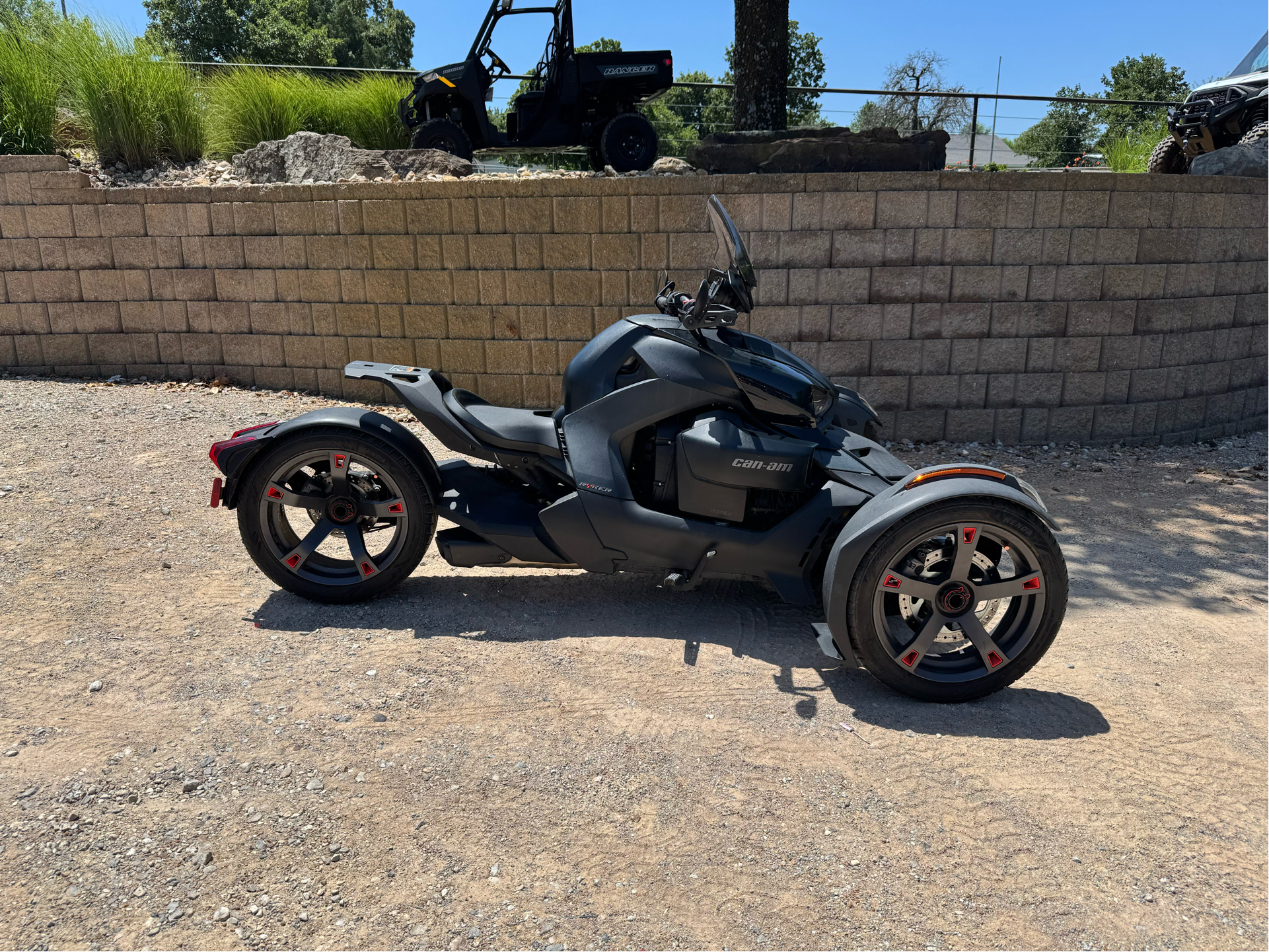 エフ 国内9月8日発売予定】 ウィングスアンドホーンズ × アディダス