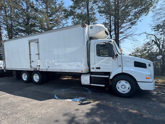 2016 VOLVO VNM64200 in Farmingdale, NY