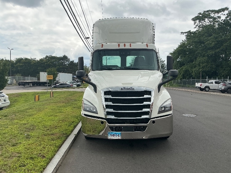 2021 Freightliner Cascadia 116" Day cab photo 2