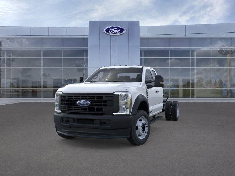 2025 Ford F-550 photo 3