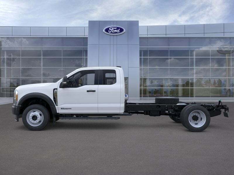 2025 Ford F-550 photo 4