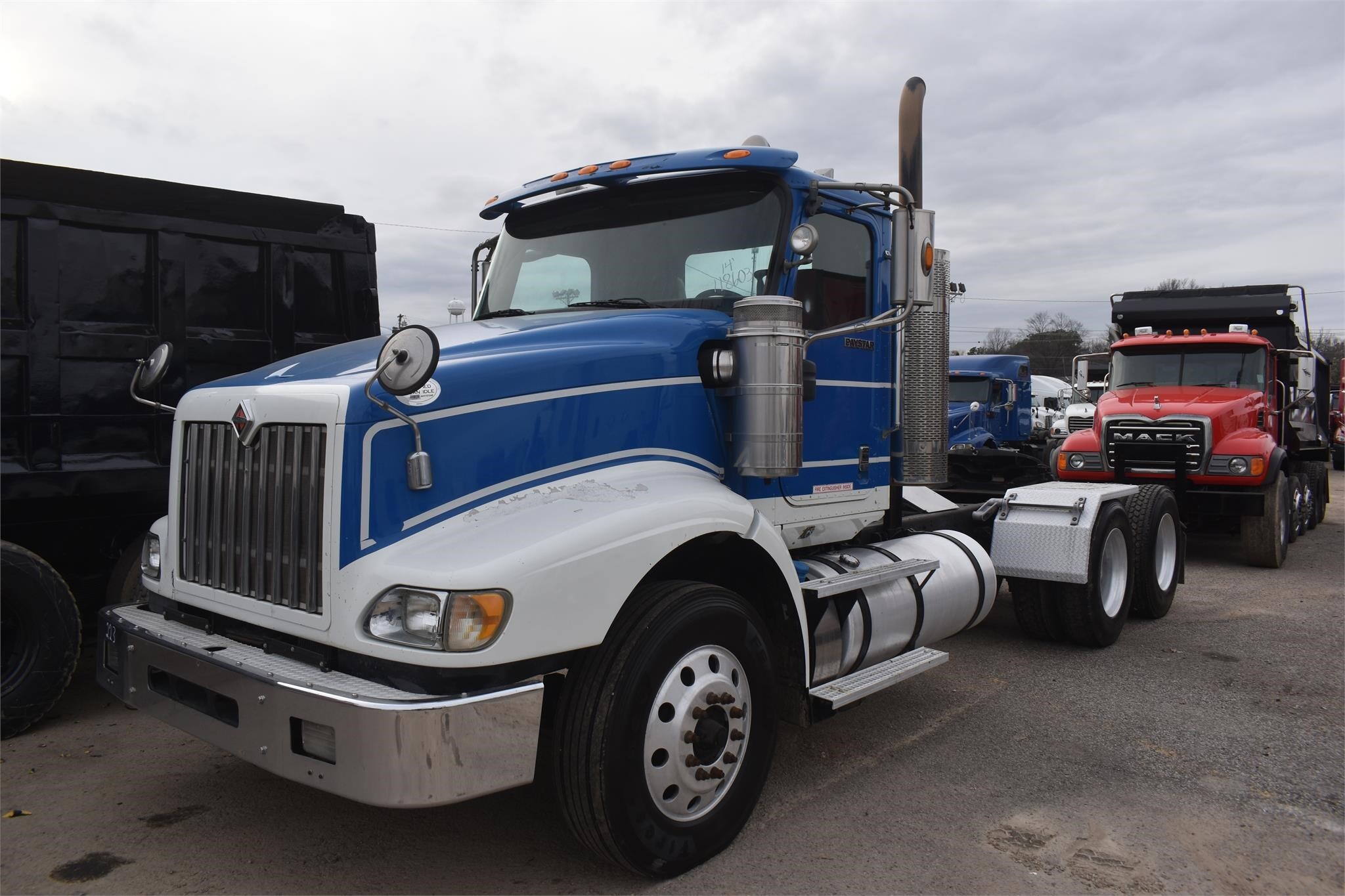 洋書 INTERNATIONAL TRUCKS SOLD - 2002 International 2574 6x4 T/A Dump Truck Other