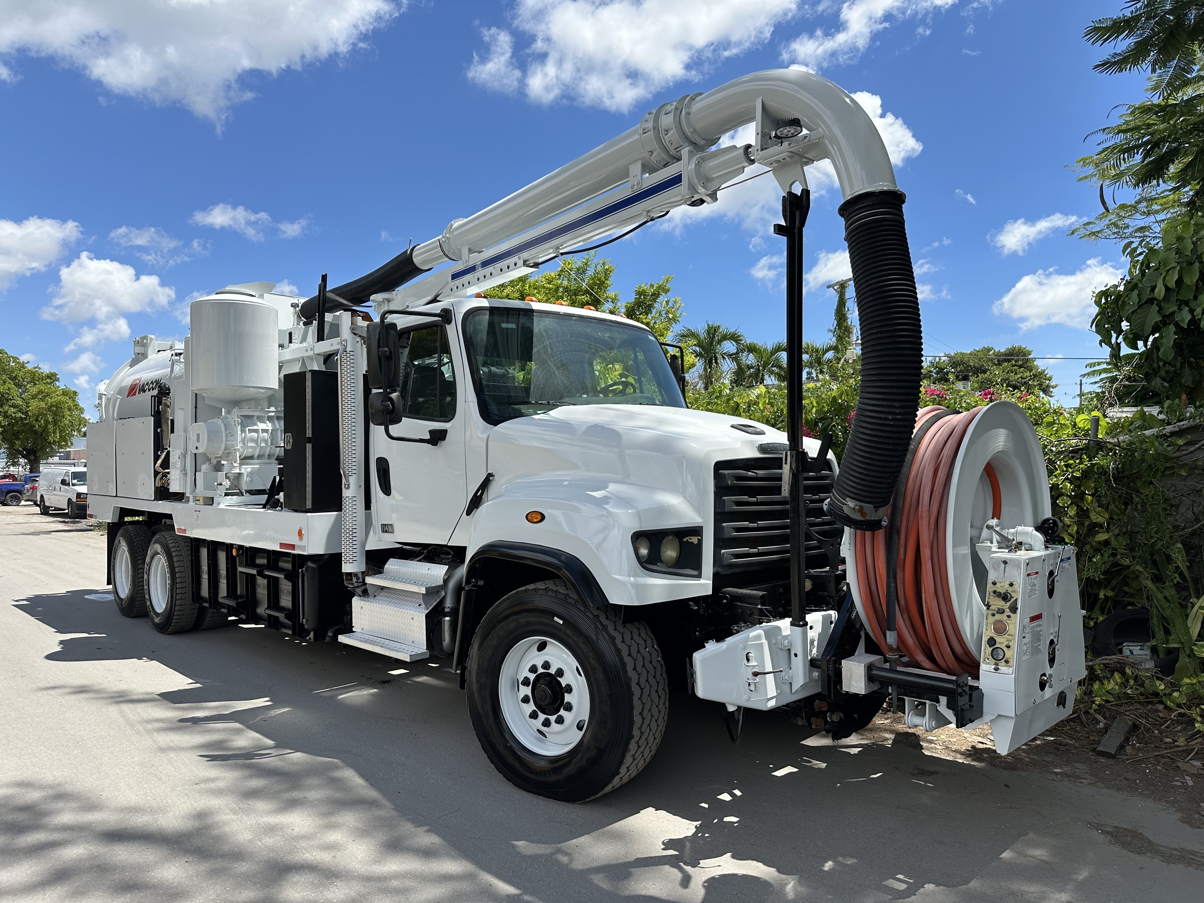 2013 FREIGHTLINER 114SD in Miami, FL
