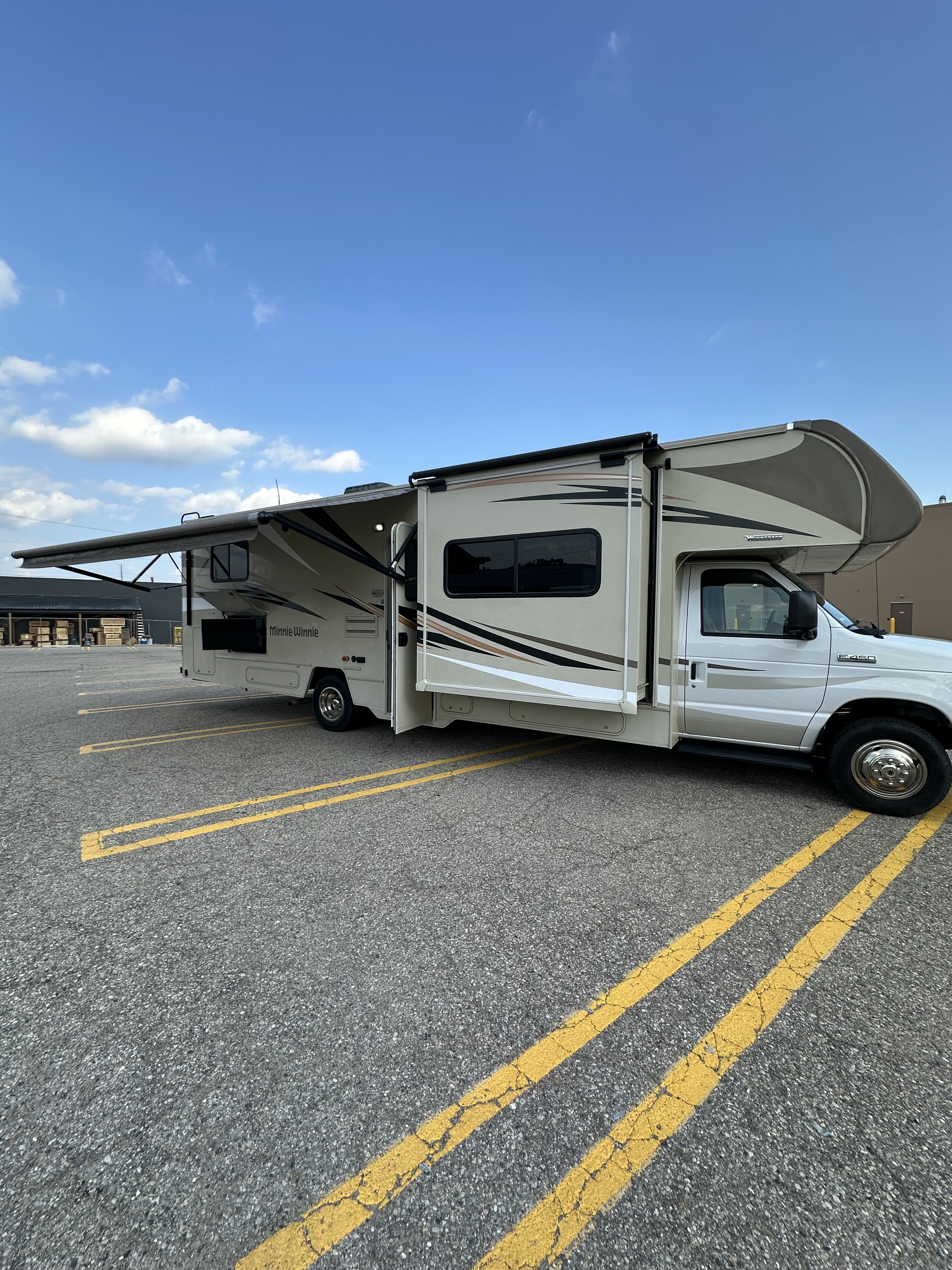 2017 Winnebago Minnie Winnie 31D RV
