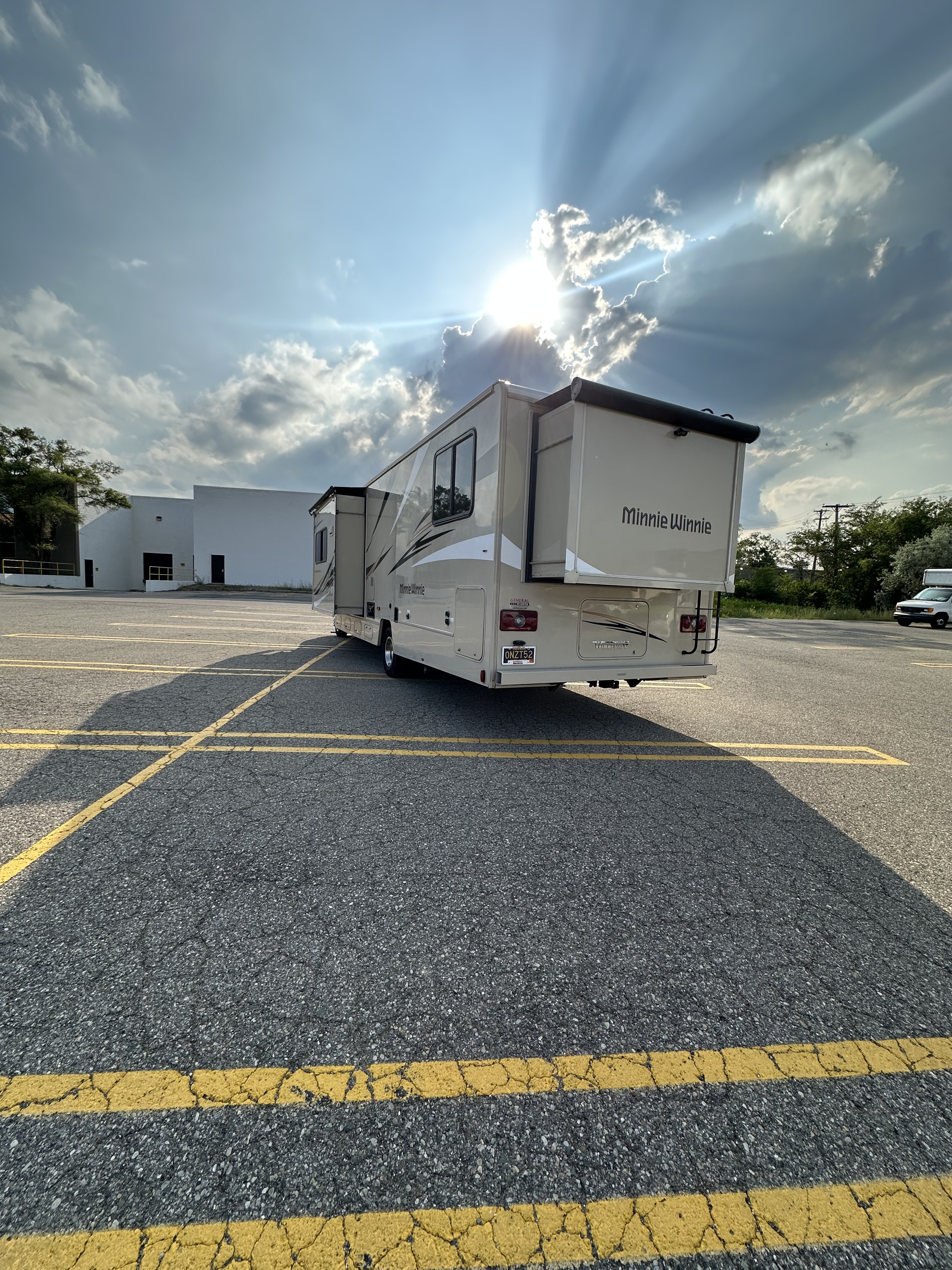 2017 Winnebago Minnie Winnie 31D in livonia MI