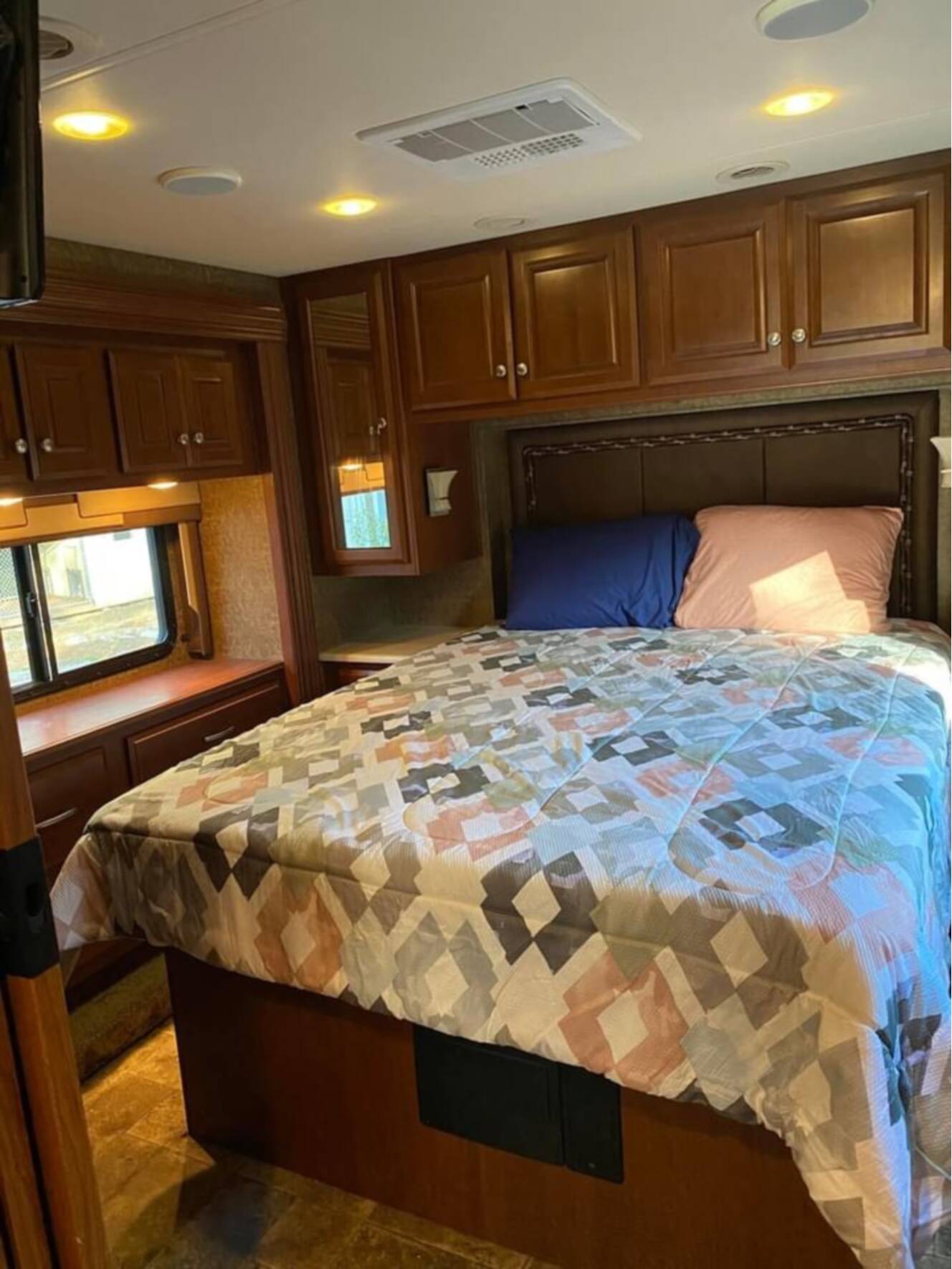 A photo of this 2013 Thor Motor Coach PALAZZO 33 2